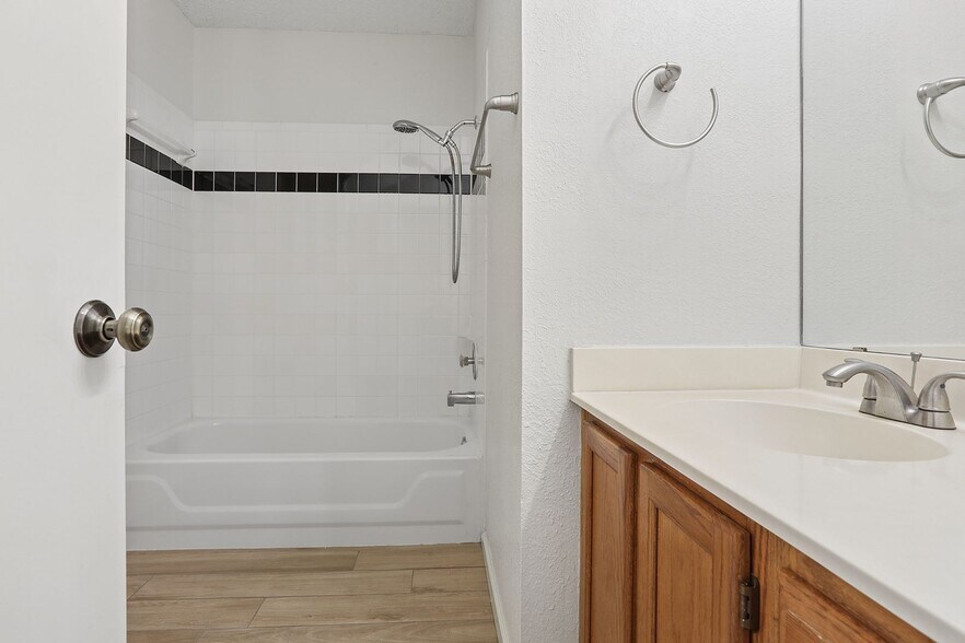 Building Photo - 15301 Ecorio Dr