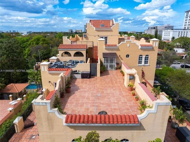 Building Photo - 1400 Salzedo St