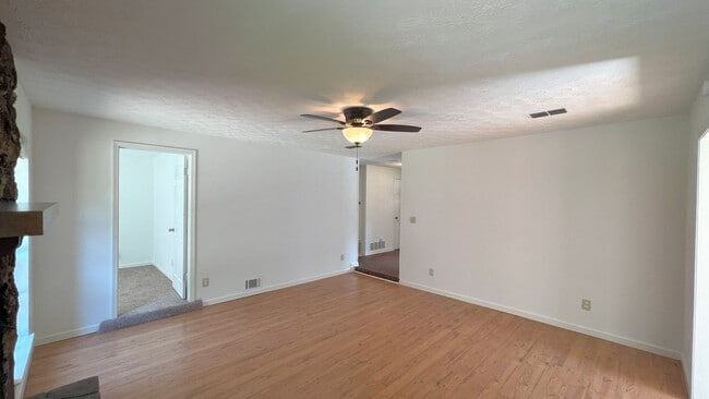 Building Photo - Lovely 3-Bedroom