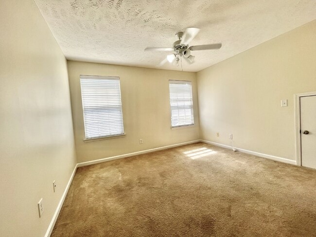 Building Photo - "Charming 3-Bedroom Home with 2.5 Baths in...