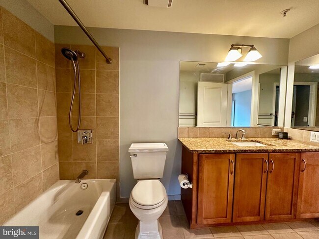 Building Photo - 888 N Quincy St