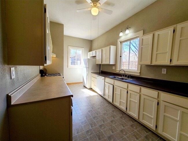 Building Photo - 2 Bedroom, 1 Bath in Munger Place!