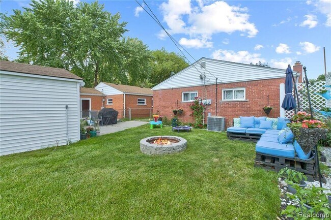 Building Photo - Beautiful Home in Dearborn Heights