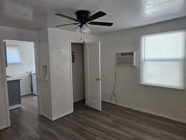 Building Photo - 1370 N Country Club Rd