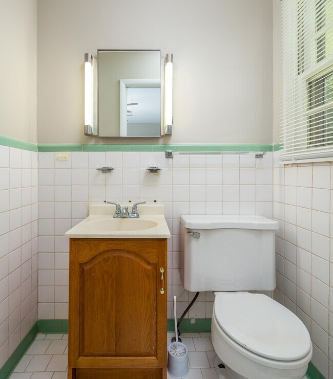 Building Photo - 2004 Rosewood Dr NW