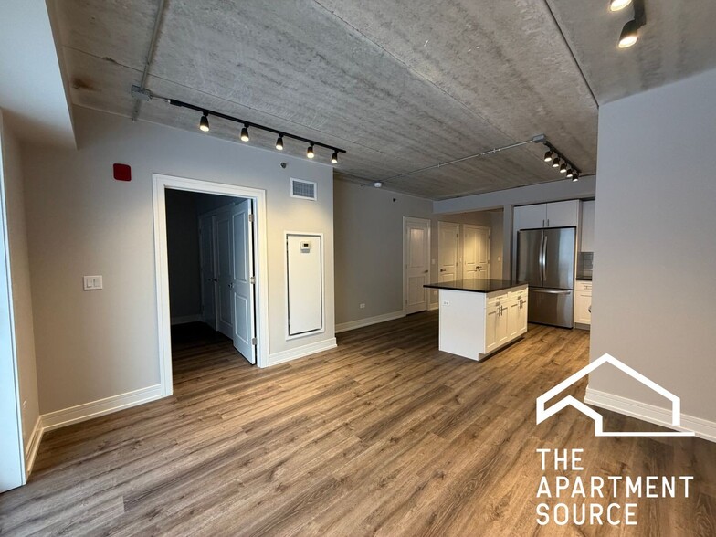 Building Photo - 952 W Carmen Ave