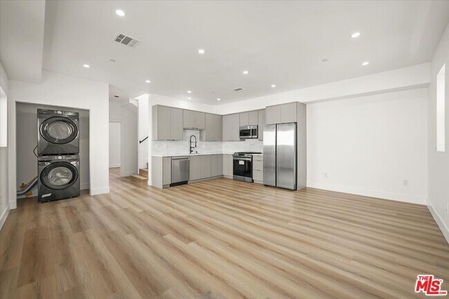 Primary Photo - 914 N Hudson Ave