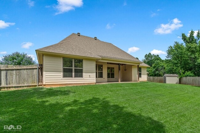 Building Photo - 302 Oscar Cir