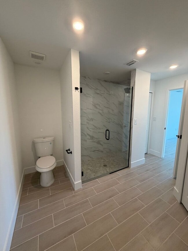 Building Photo - 1607 Ne-36 Ln