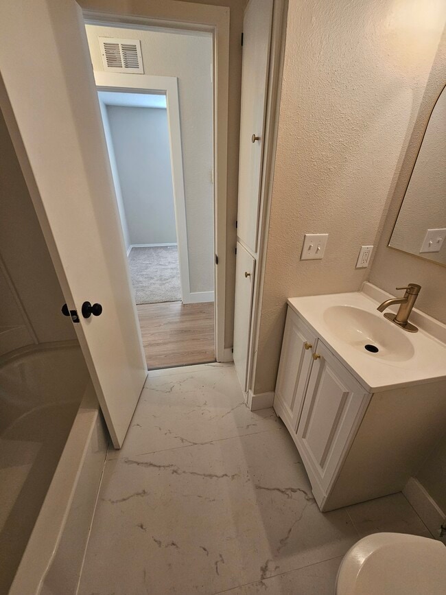 Building Photo - 2640 N Gentry Ave