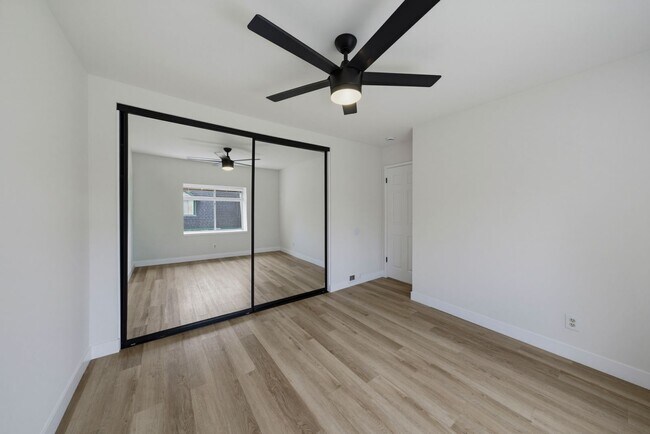 Building Photo - Charming 2-Bedroom Townhouse for Rent in Huntington Beach!