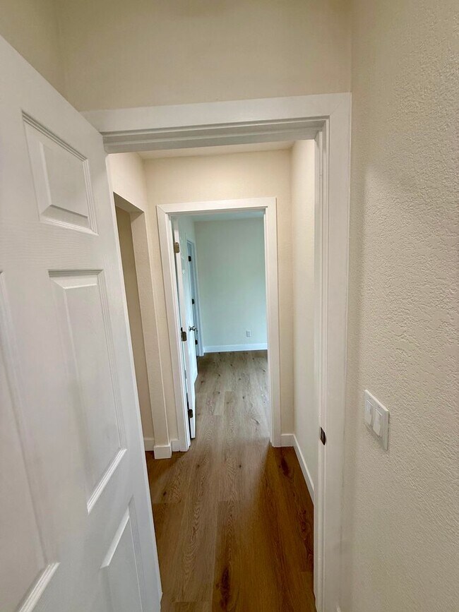 Building Photo - Completely Remodeled Single Family House!