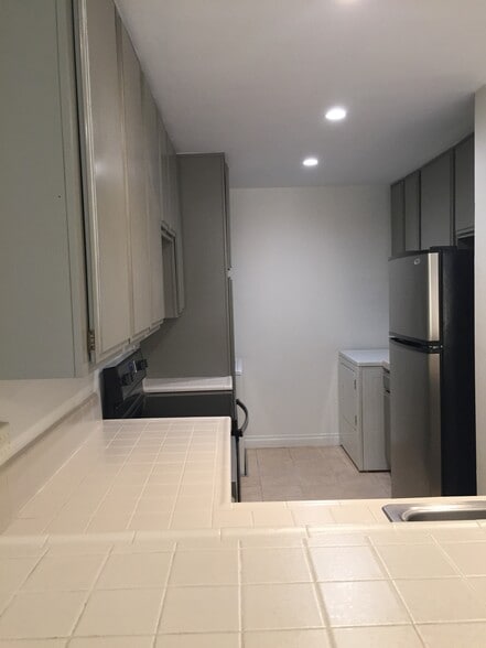 Kitchen - 350 Burchett St