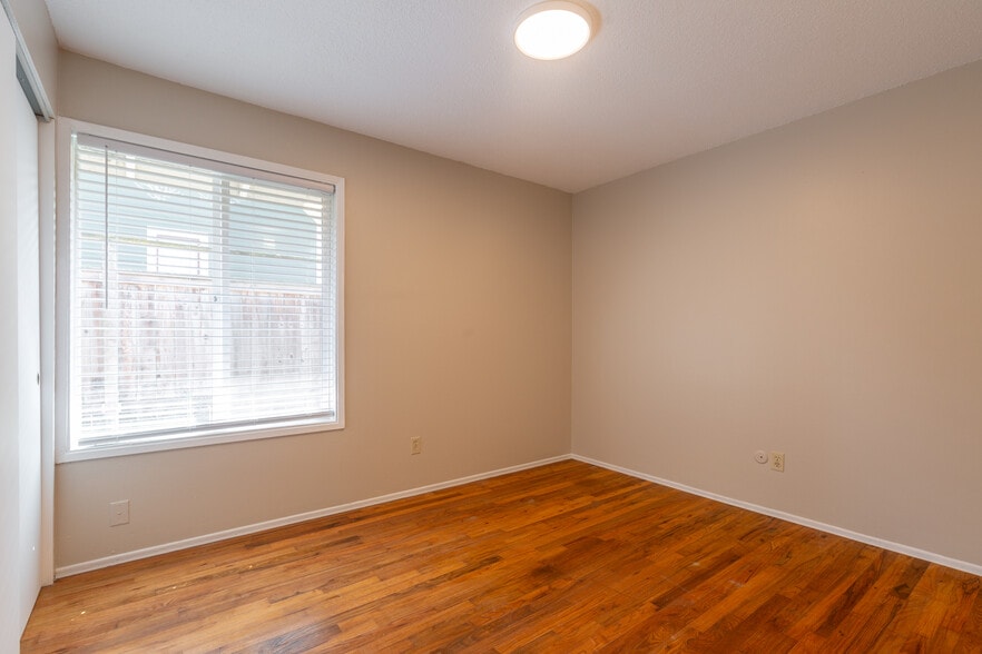 Building Photo - 2531 SE 27th Ave