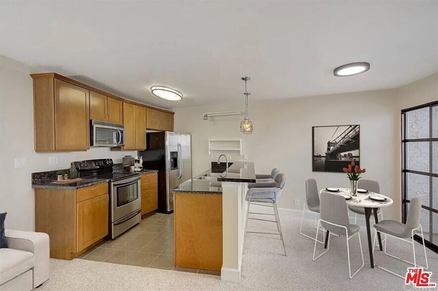 Building Photo - 10982 Roebling Ave