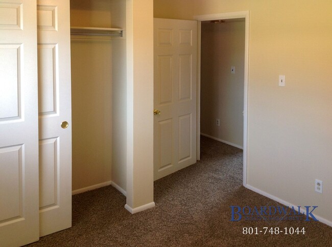 Building Photo - Exceptional Pet Friendly 5 Bedroom Home in...