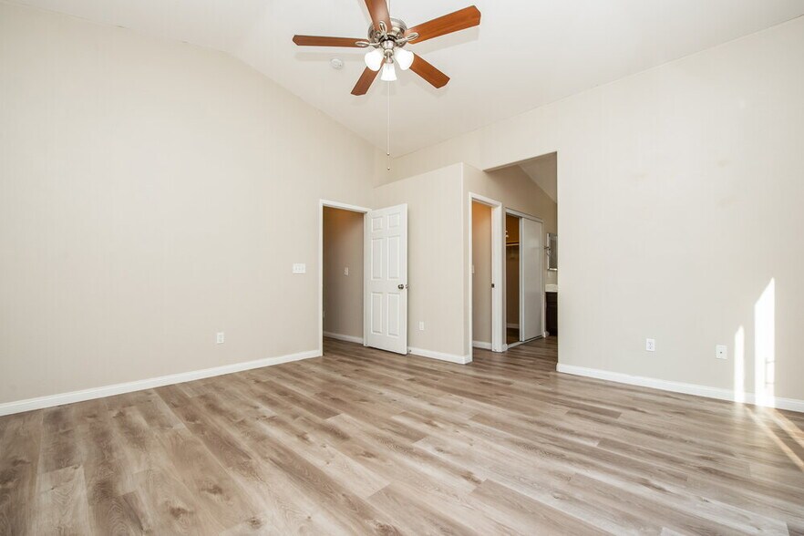 Building Photo - 8016 W Shady Glen Ave