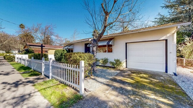 Building Photo - Delightful 2 Bedroom 1 Bath Unit with 1 Car Garage