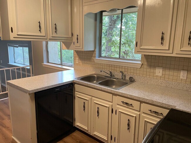 Building Photo - Three Bedroom, Large Lot, Pet Friendly,Hixson! ***Monthly rent $1900.00!***