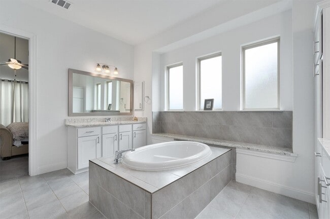 Building Photo - 504 Pulitzer Dr