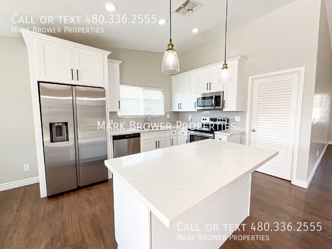 Building Photo - 2515 E Dragoon Ave