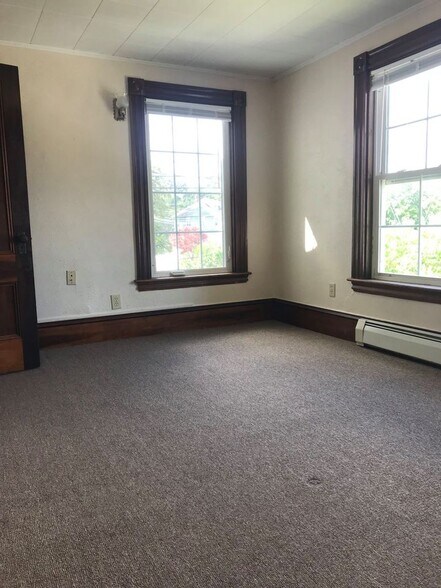 Building Photo - 502 Main St