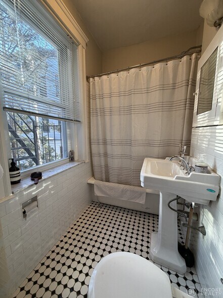 Building Photo - 11 Gray St