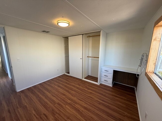 Building Photo - Cute 1.5 Bdrm w/ Toy Parking.