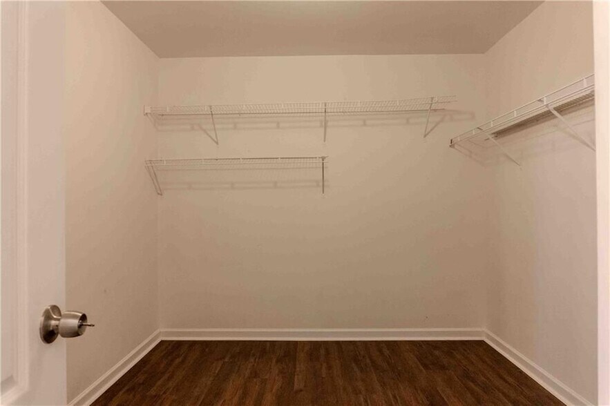 Building Photo - 11037 Southwood Dr