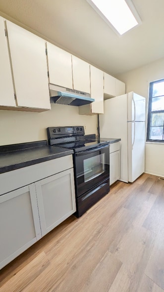 Building Photo - 533 E Graham Pl