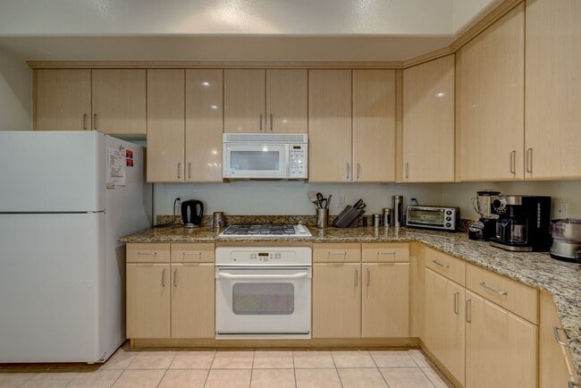 Building Photo - STUNNING 3 BEDROOM 2 FULL BATH FIRST FLOOR...