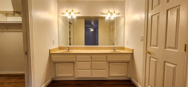 Building Photo - 3556 Mesa Verdes Dr
