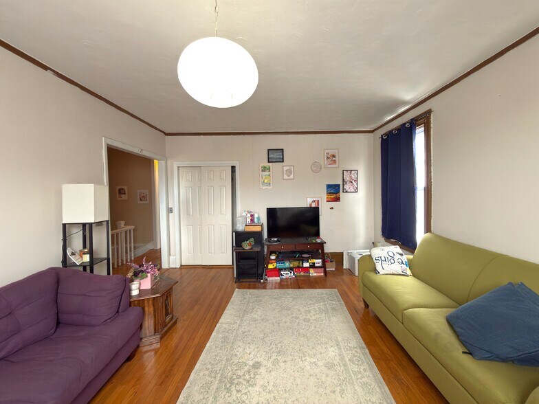 Building Photo - 19 Strathmore Rd