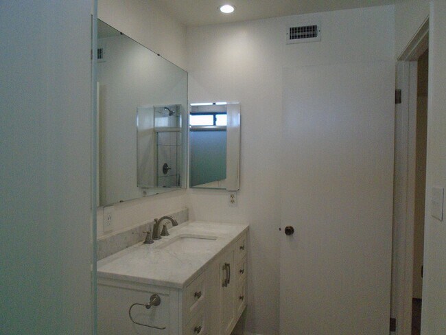 Building Photo - SW WITH OFFICE AND RV PARKING !!!!