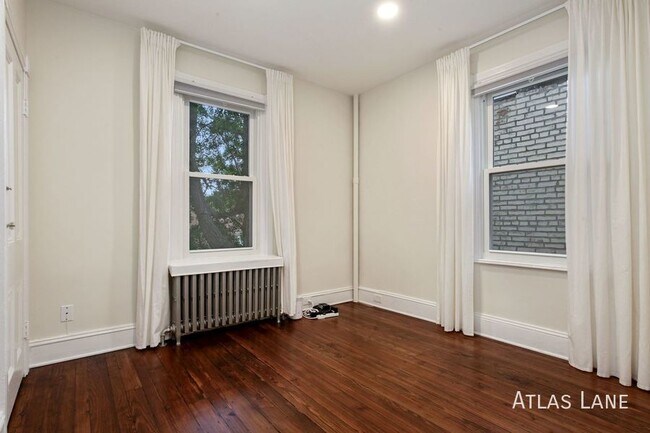 Building Photo - Professionally Managed & Recently Renovate...