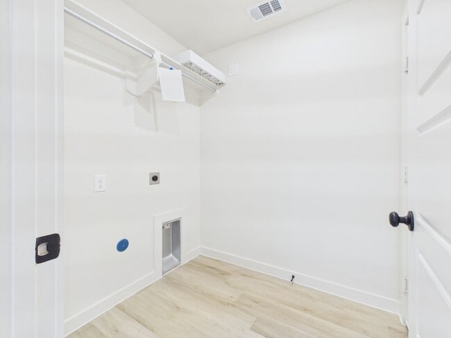 Building Photo - Great 2 Bedroom in West Plains District