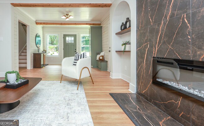 Building Photo - 2908 N Hills Dr NE