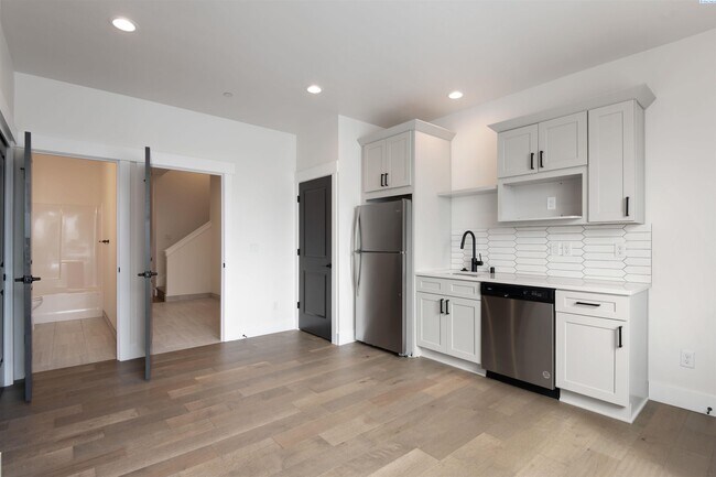 Building Photo - Generational suite w/separate entrance!