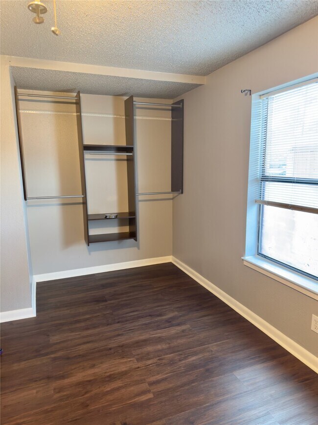 Building Photo - 22 Sue Ln