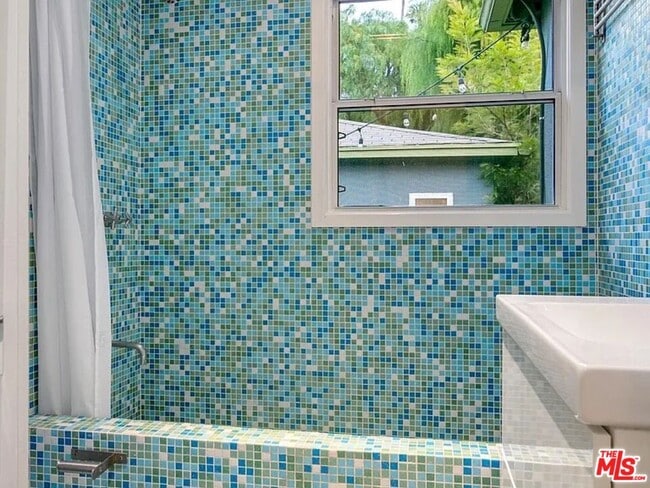 Building Photo - 906 Venezia Ave