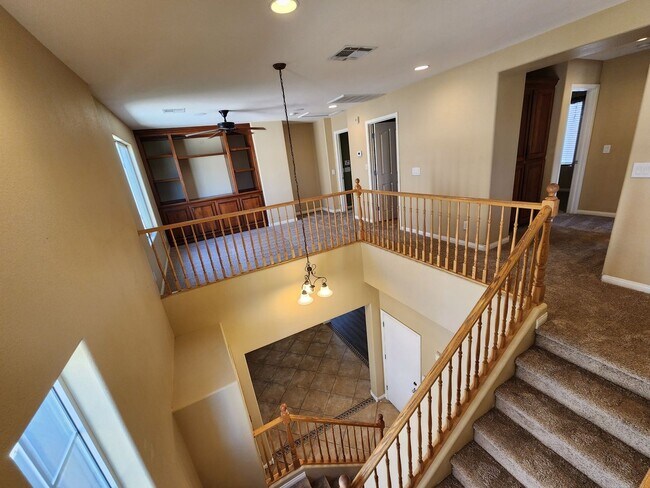 Building Photo - Stunning 4 Bed 3 Bath 2 Story Home with Loft