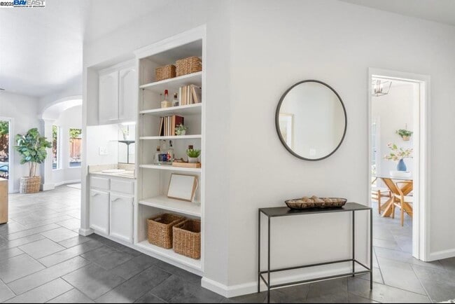 Building Photo - 5 Stuart Pl