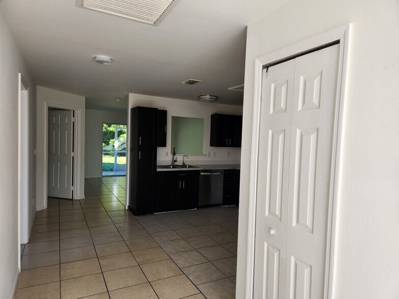 Building Photo - LO 4770-4772 Jordan Ave S