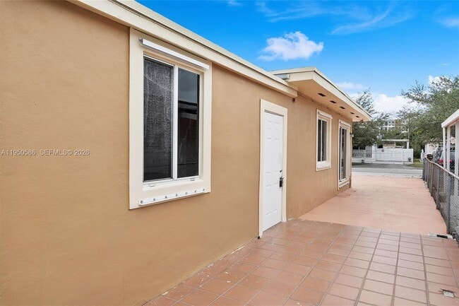 Building Photo - 934 E 22nd St