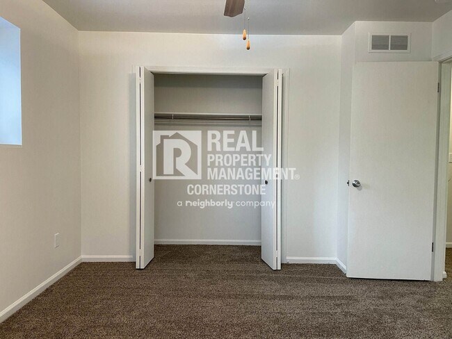 Building Photo - Updated & Inviting 2-Bedroom Townhome in Q...