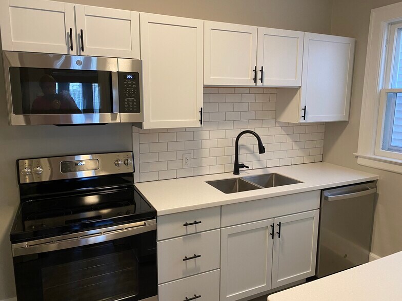 Building Photo - 848 Beaconsfield Ave