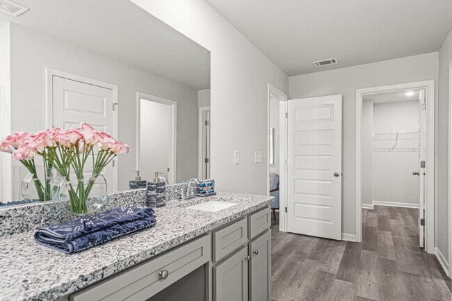 Building Photo - 3 Bed 2.5 bathroom townhomes in Gainesville!