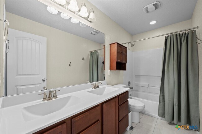 Building Photo - 220 Hinge Creek