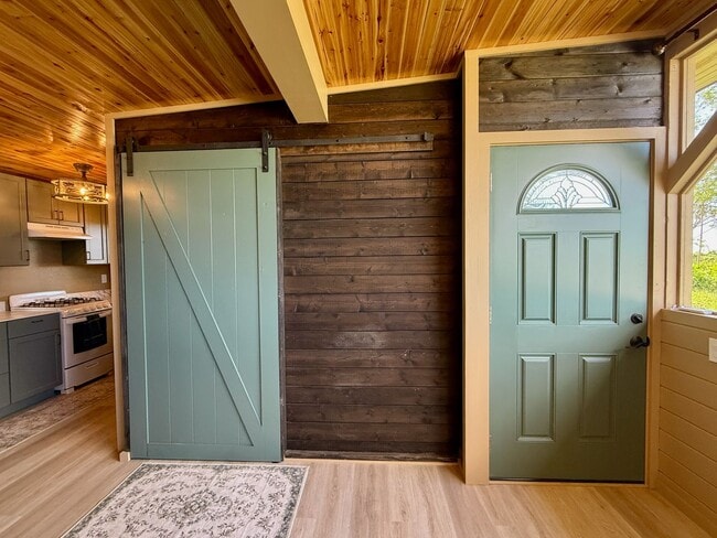 Building Photo - 1 Bedroom Cozy Cabin