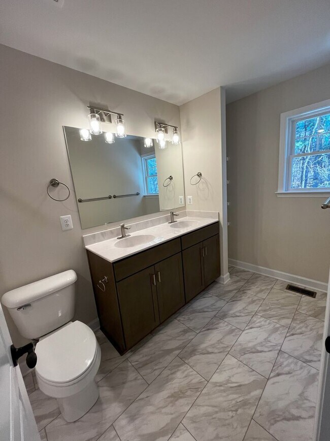 Building Photo - Luxury Townhome in Congers Creek
